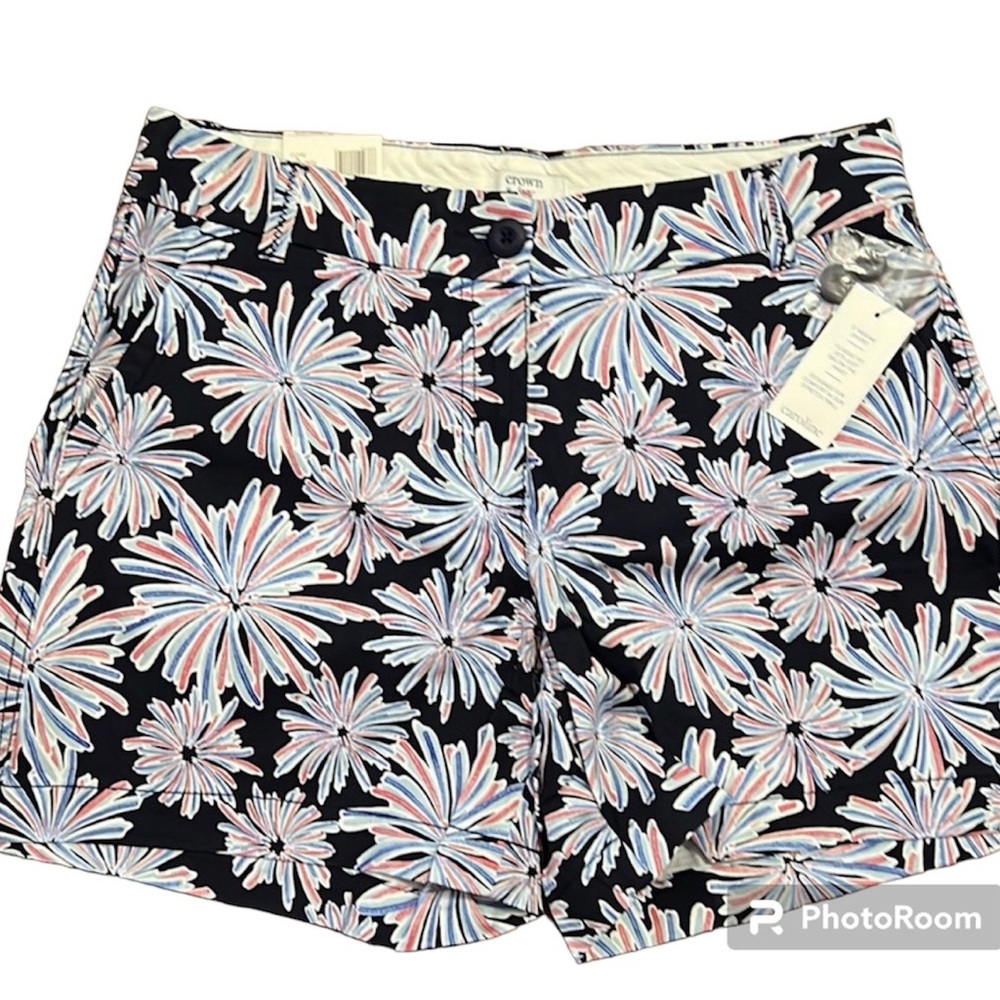 NWT Crown & Ivy Size 6 Caroline shorts  5" Inseam Red White Blue Fireworks